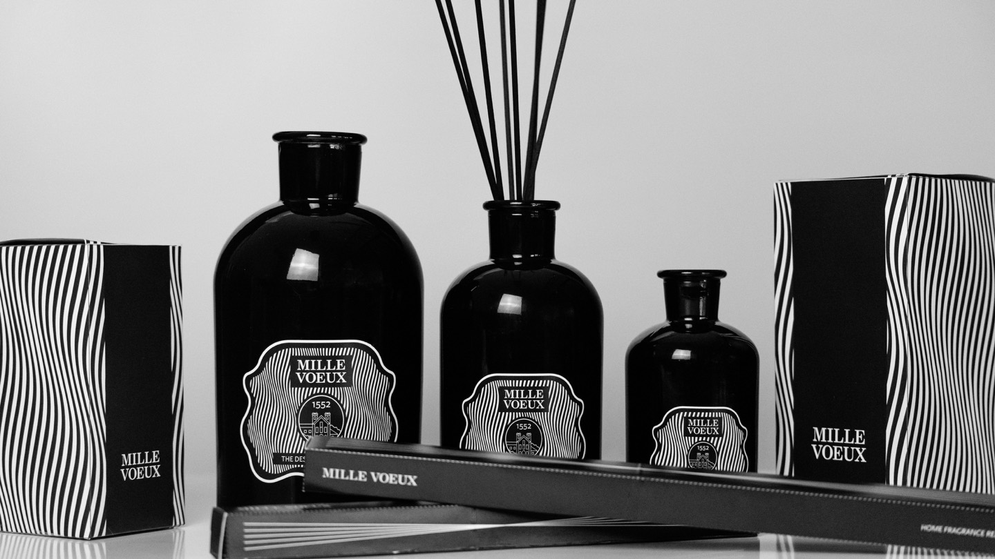 The black and white collection with its packaging
